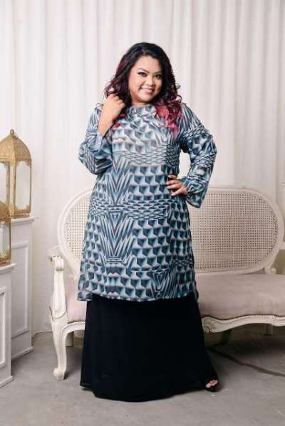 LONG SLEEVE TUNIC KURUNG IN MINT with BLACK LONG BIAS-CUT SKIRT IN BLACK (1)