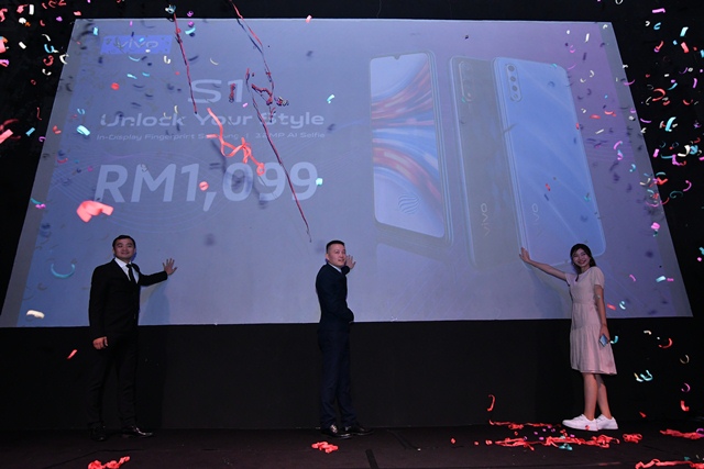 (L-R) Lewis Zeng, CMO Vivo Malaysia, Mike Xu, CEO Vivo Malaysia and Vivo Star Priscilla Abby officially launching the new Vivo S1