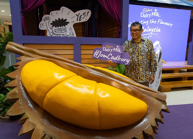 Datuk Lat celebrating the flavours of Malaysia at Cadbury's Musang King Throne