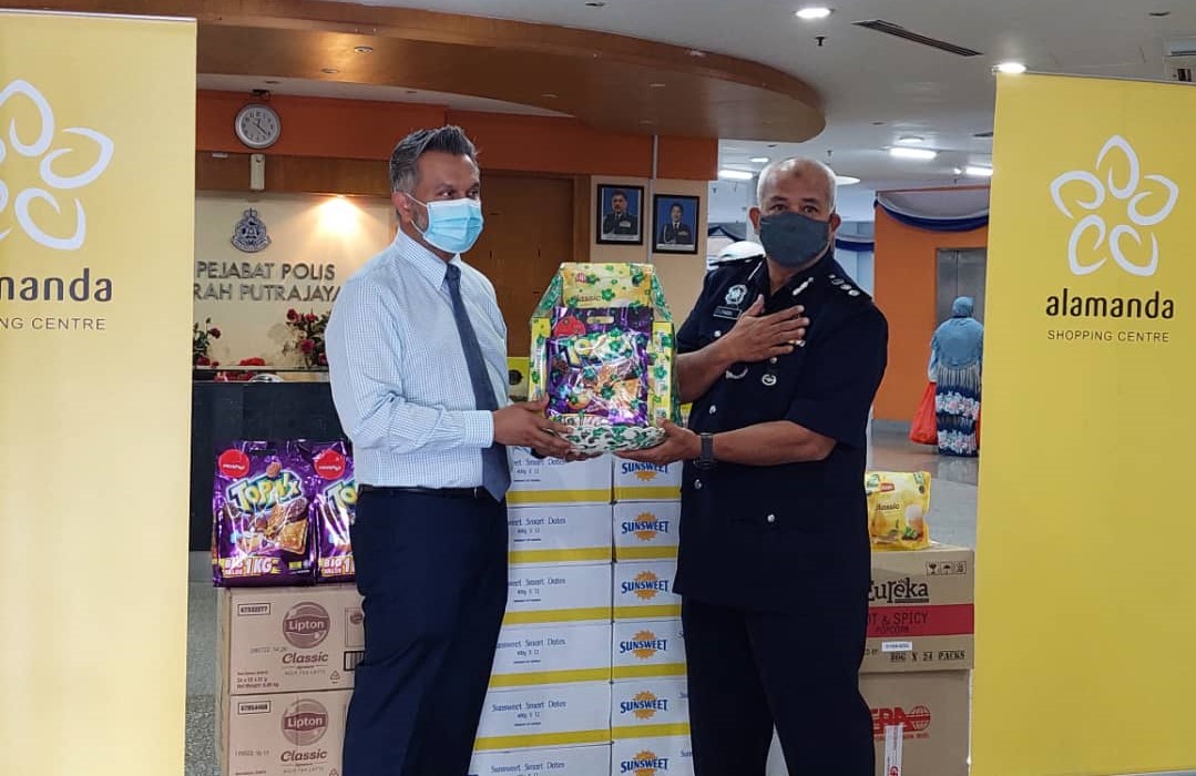 Ameer Thajudeen presenting the donation to Tuan OCPD ACP Hj Mohd Fadzil bin Ali (2)