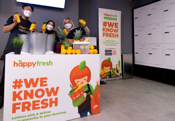 The HappyFresh team providing fresh juices to help fuel the participants (2)