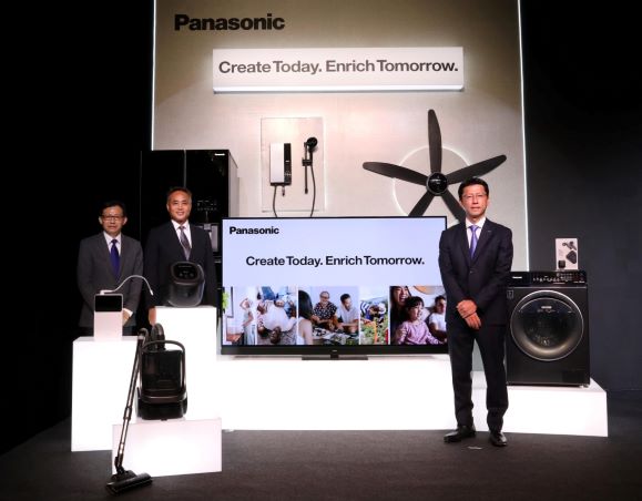 Photo 1_(L-R) Liew Choon Wah, Associate Director of Consumer Product Sales_ Fumiaki Tanaka, Director of Consumer Marketing &amp; Customer Service &amp; Keisuke Nishida, MD of Panasonic Malaysia (2)
