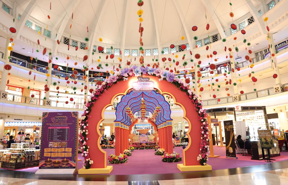 THE CURVE “LUMINOUS DEEPAVALI” DAZZLE WITH VIBRANT COLOURS