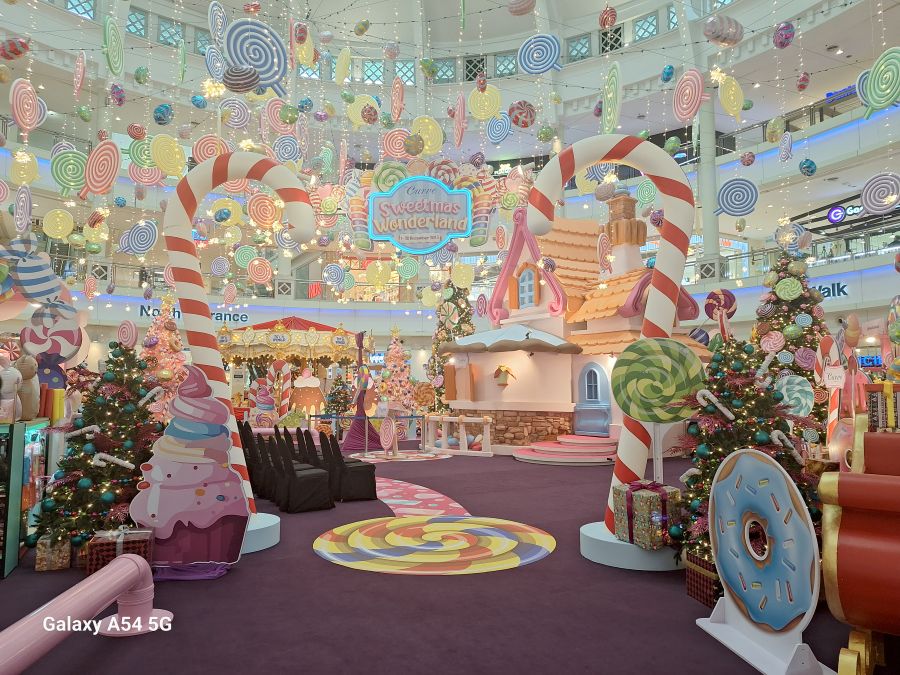 ‘SWEETMAS WONDERLAND’ FILLS THE CURVE WITH GIANT & COLOURFUL&nbsp;SWEETS